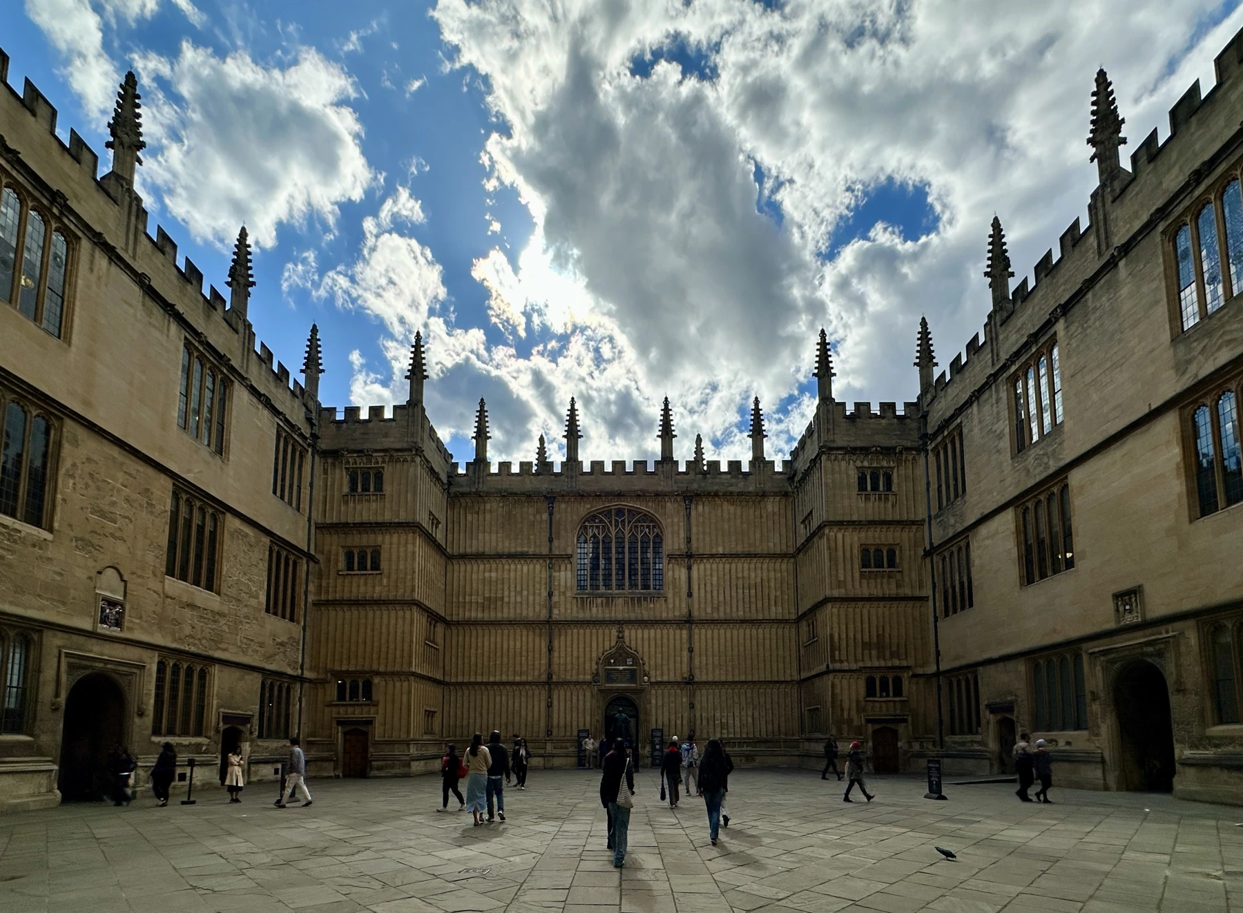牛津博德利图书馆 Old Schools Quadrangle 的完整庭院与建筑立面